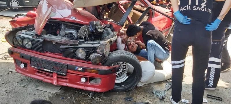 İkiye katlanmıştı... Abi kardeşin karıştığı feci kaza güvenlik kamerasına böyle yansıdı