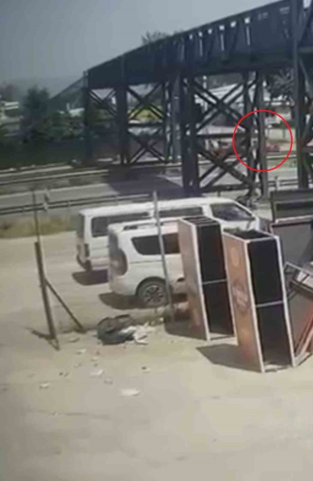 İkiye katlanmıştı... Abi kardeşin karıştığı feci kaza güvenlik kamerasına böyle yansıdı