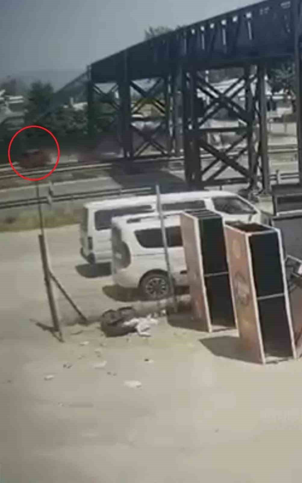 İkiye katlanmıştı... Abi kardeşin karıştığı feci kaza güvenlik kamerasına böyle yansıdı