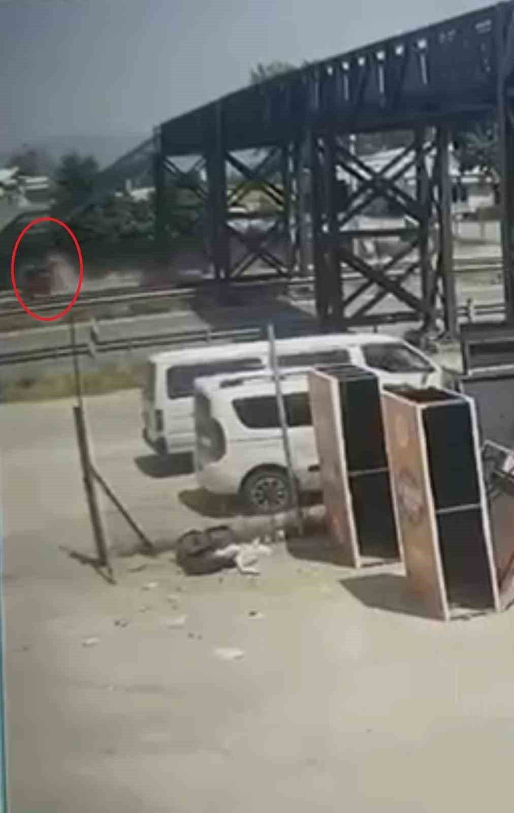 İkiye katlanmıştı... Abi kardeşin karıştığı feci kaza güvenlik kamerasına böyle yansıdı