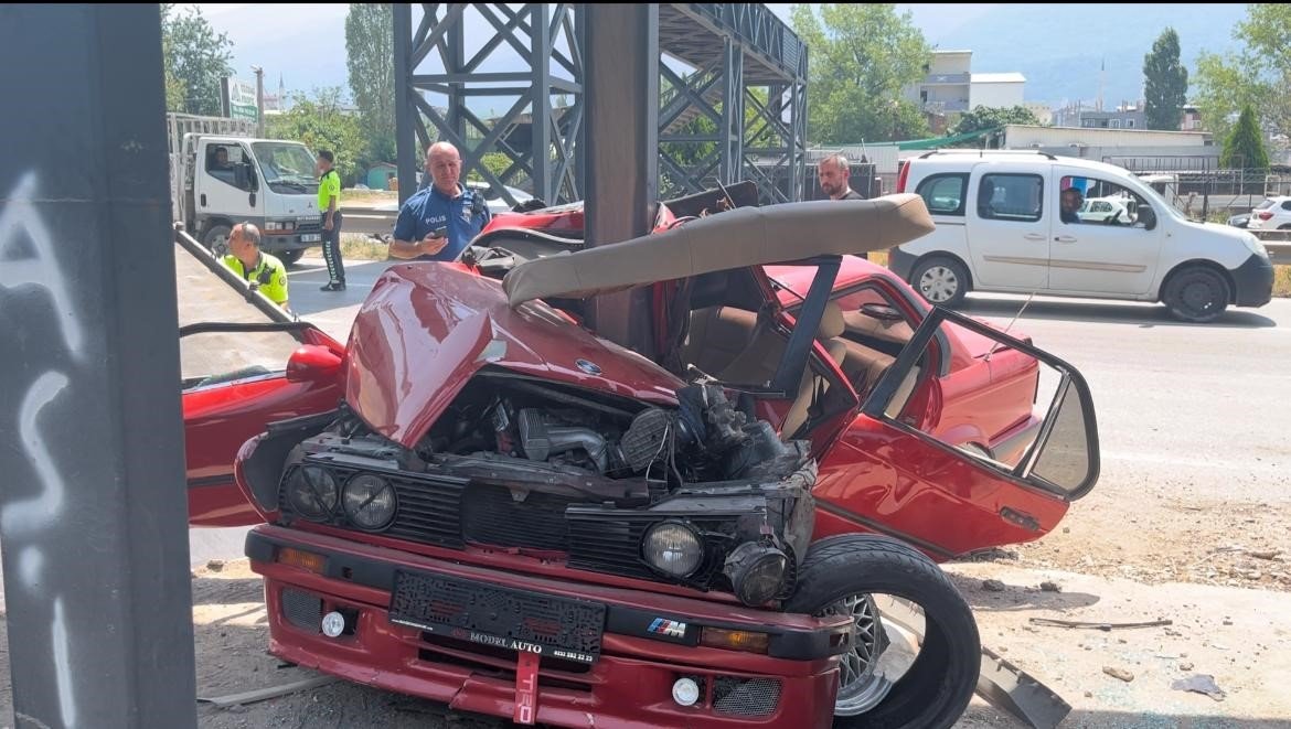 İkiye katlanmıştı... Abi kardeşin karıştığı feci kaza güvenlik kamerasına böyle yansıdı