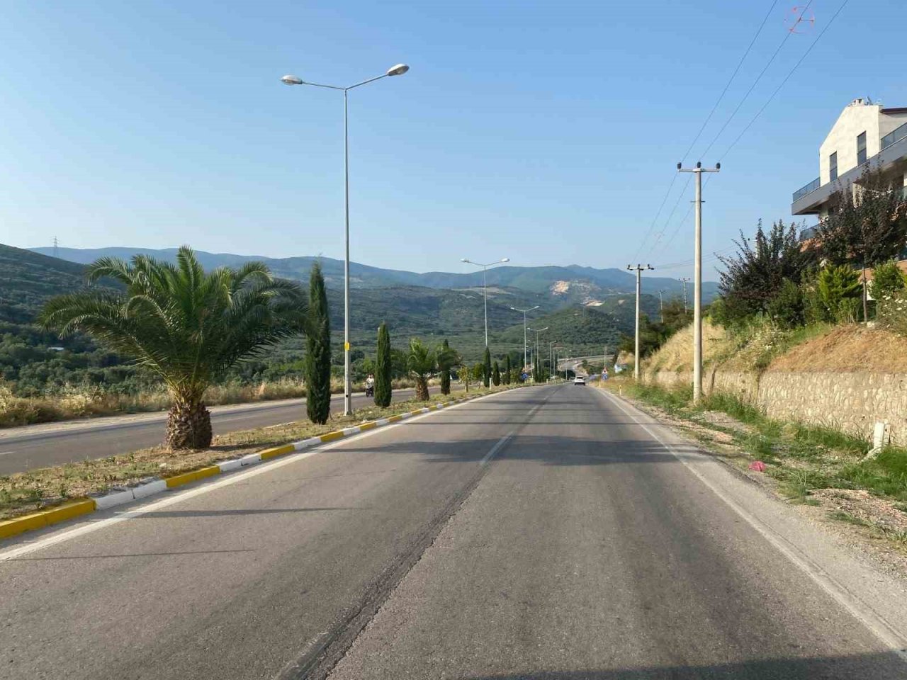 Çizgisiz Erdek-Ocaklar karayolu tehlike saçıyor