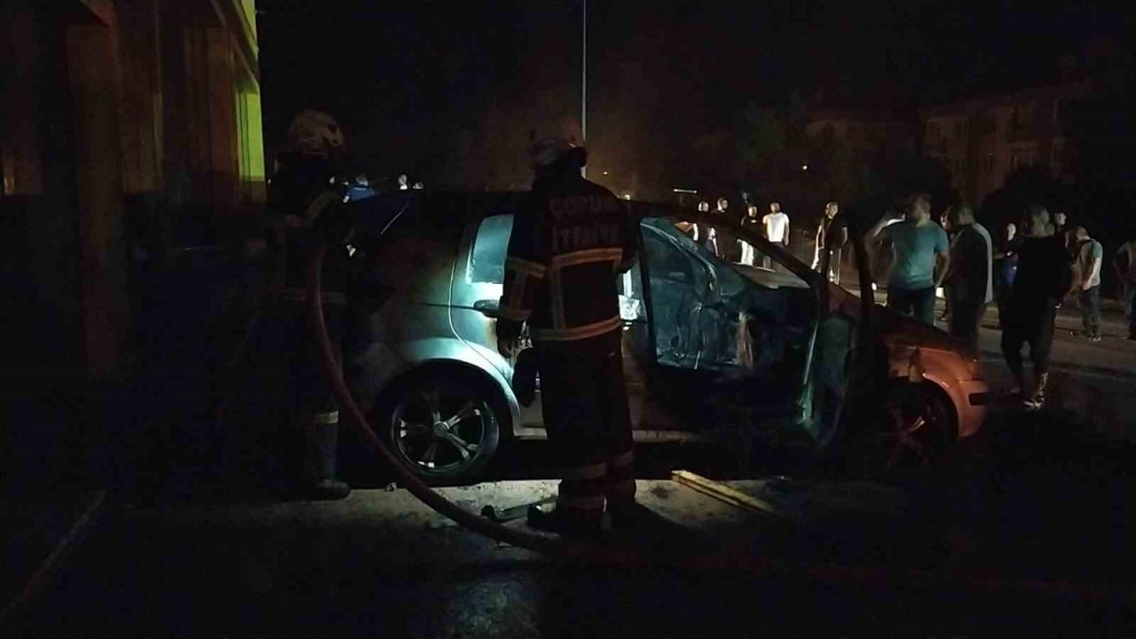 Kundaklanan araç küle döndü