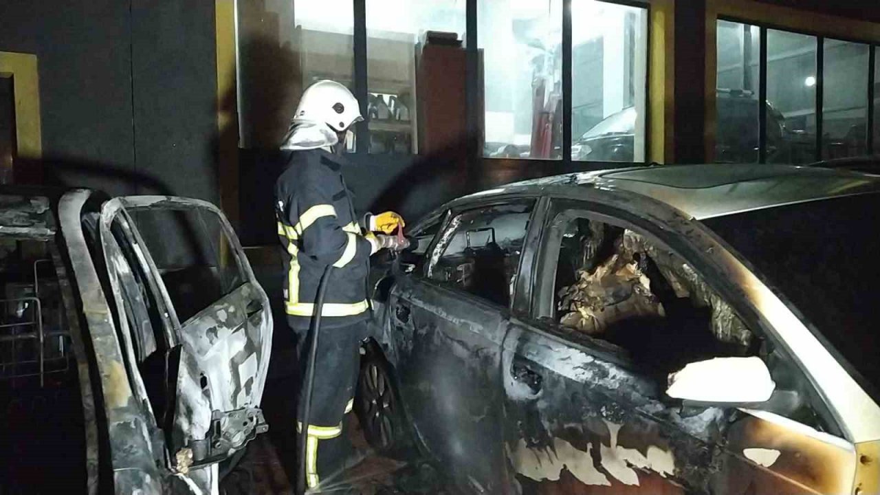 Kundaklanan araç küle döndü