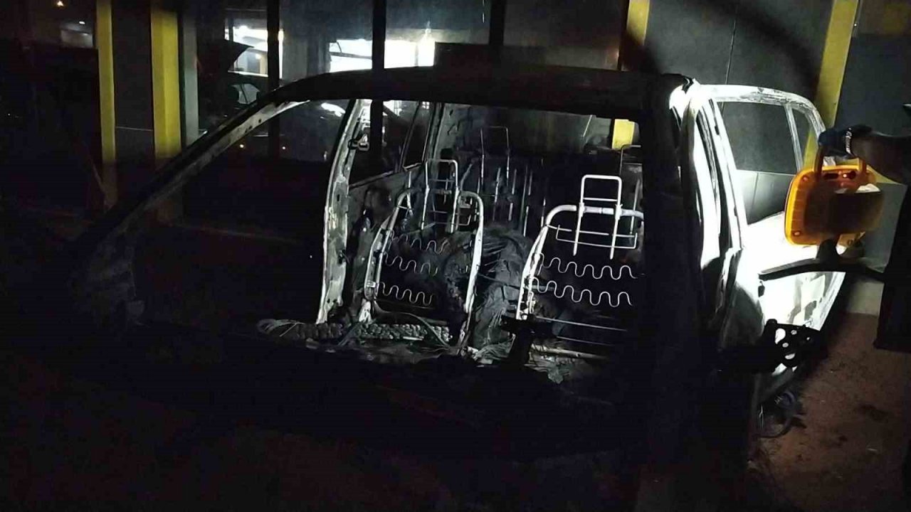 Kundaklanan araç küle döndü