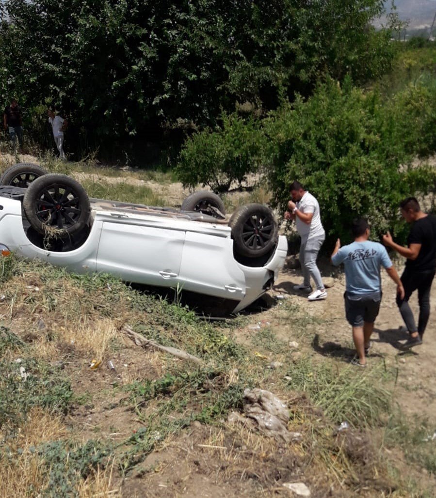 Takla atan otomobil şarampolde ters döndü: 2 yaralı