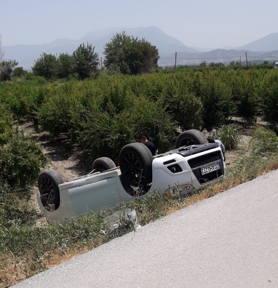 Takla atan otomobil şarampolde ters döndü: 2 yaralı