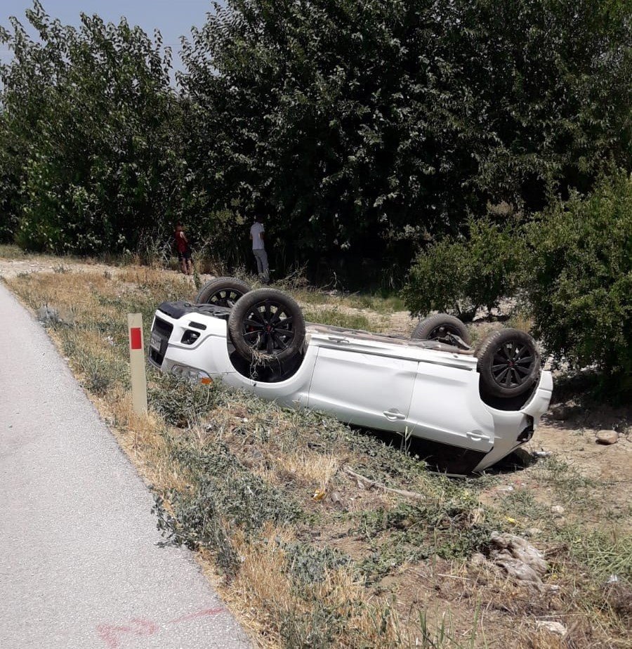 Takla atan otomobil şarampolde ters döndü: 2 yaralı