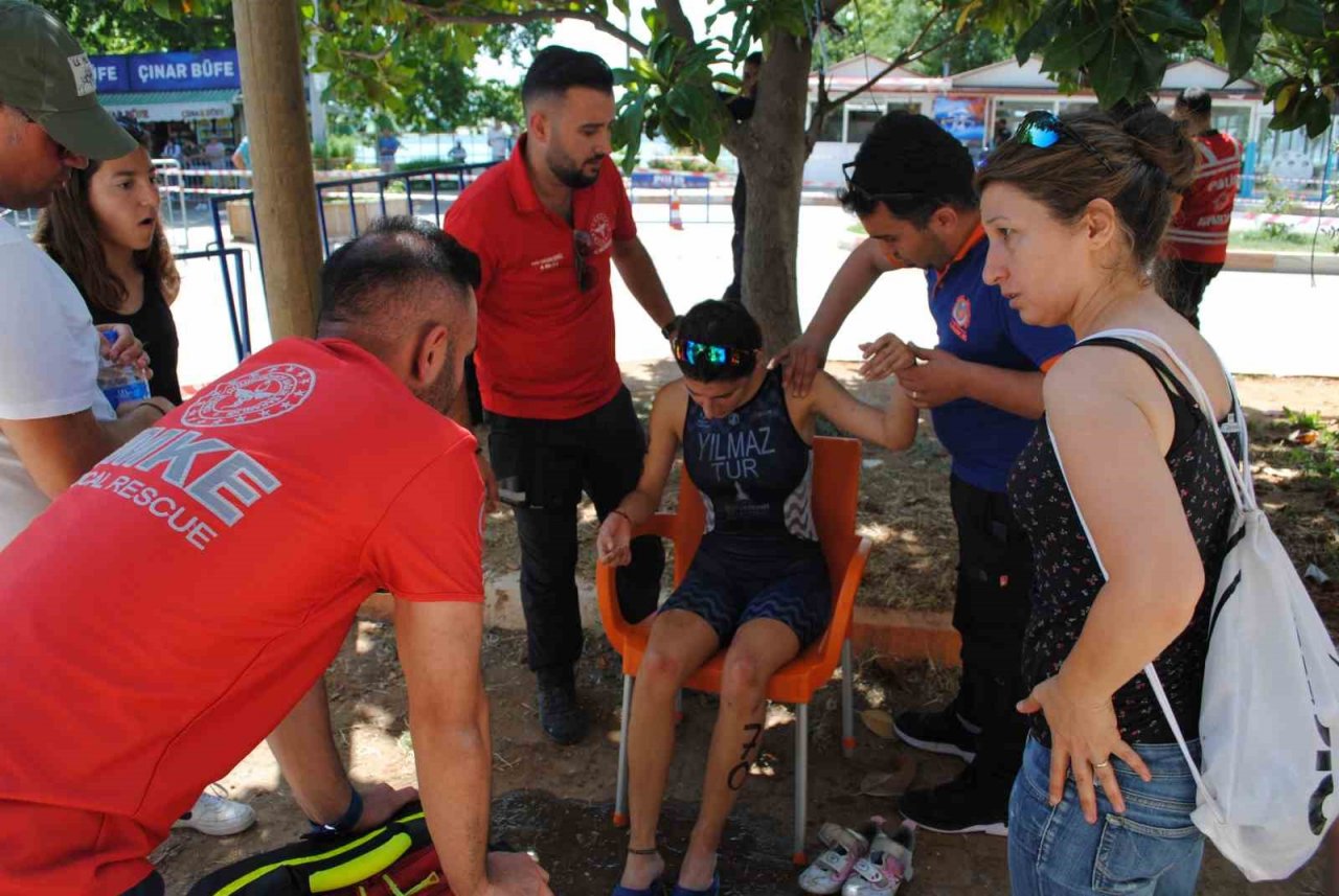 Triatlon yarışlarında bisikletten düşen kadın sporcu gözyaşlarına boğuldu