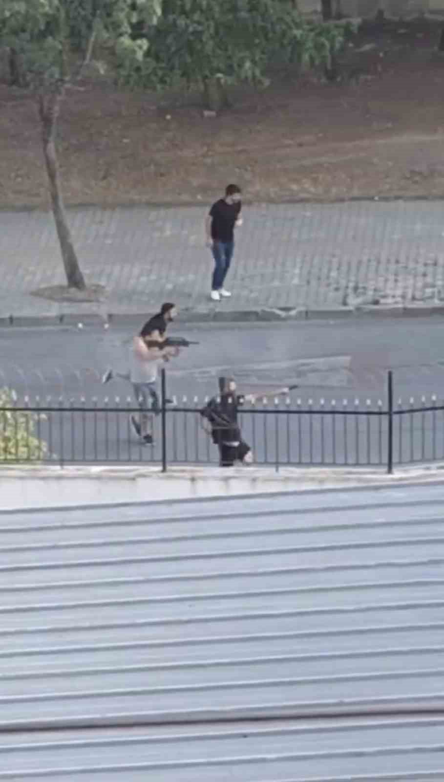 İstanbul’da dehşet anları kameraya yansıdı: Sokak ortasında av tüfeği ile kurşun yağdırdı