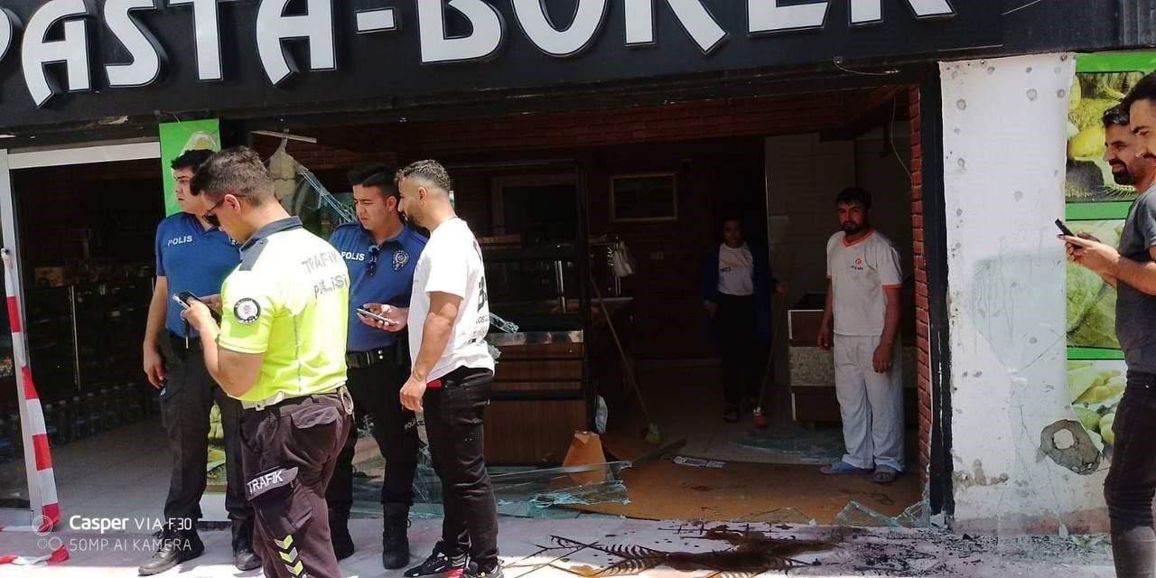 Ehliyetsiz sürücü direksiyon hakimiyetini kaybederek fırına girdi: O anlar kameraya yansıdı