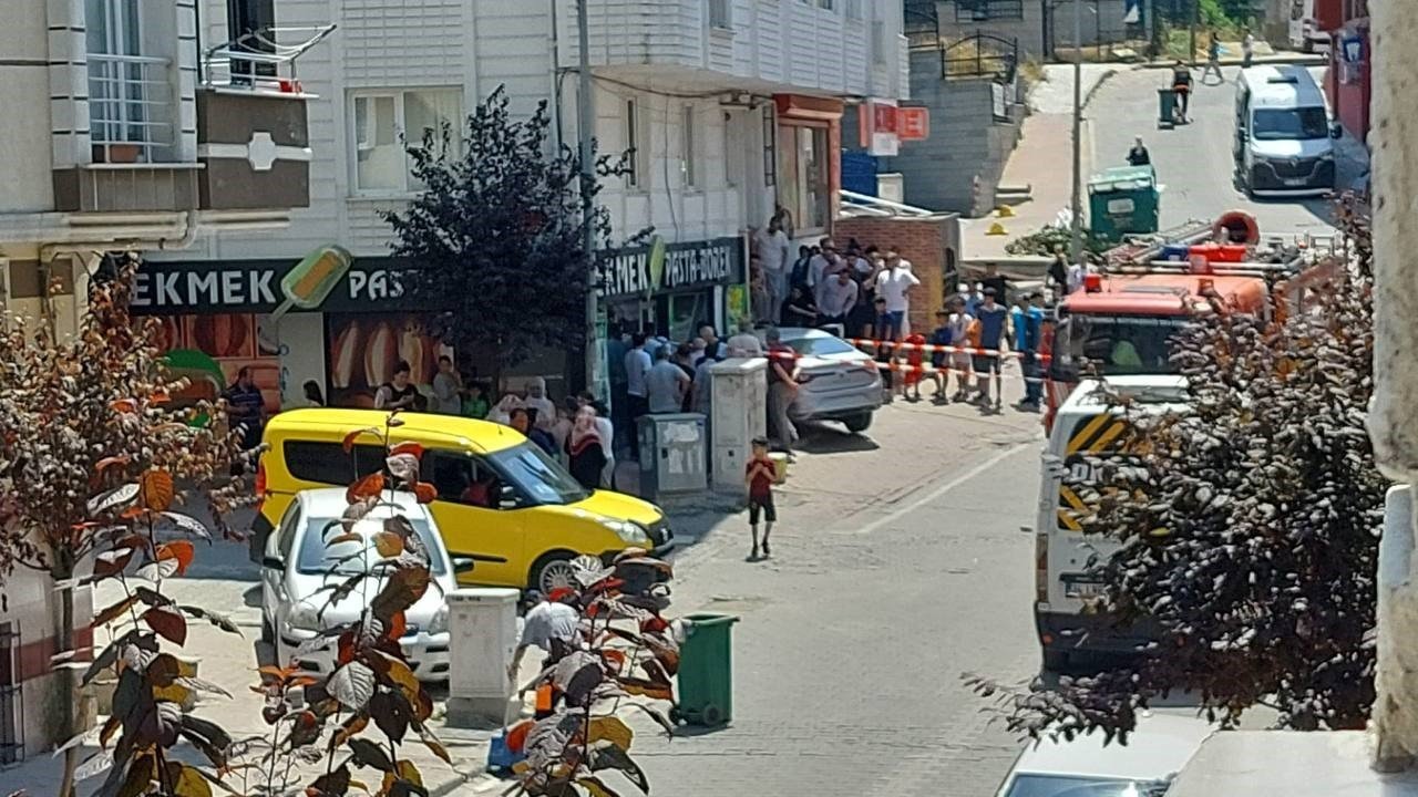 Ehliyetsiz sürücü direksiyon hakimiyetini kaybederek fırına girdi: O anlar kameraya yansıdı