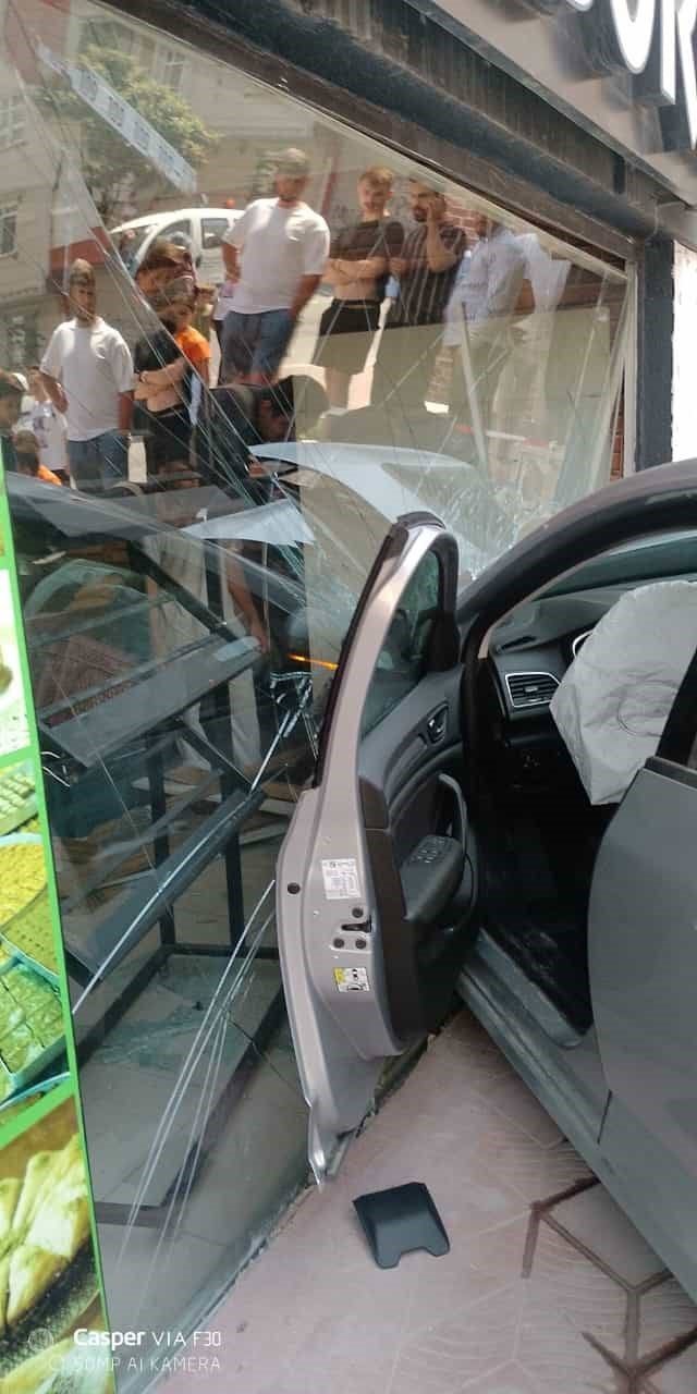 Ehliyetsiz sürücü direksiyon hakimiyetini kaybederek fırına girdi: O anlar kameraya yansıdı