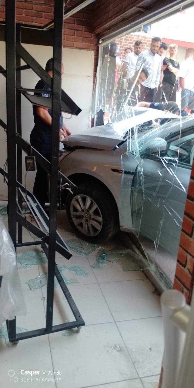 Ehliyetsiz sürücü direksiyon hakimiyetini kaybederek fırına girdi: O anlar kameraya yansıdı