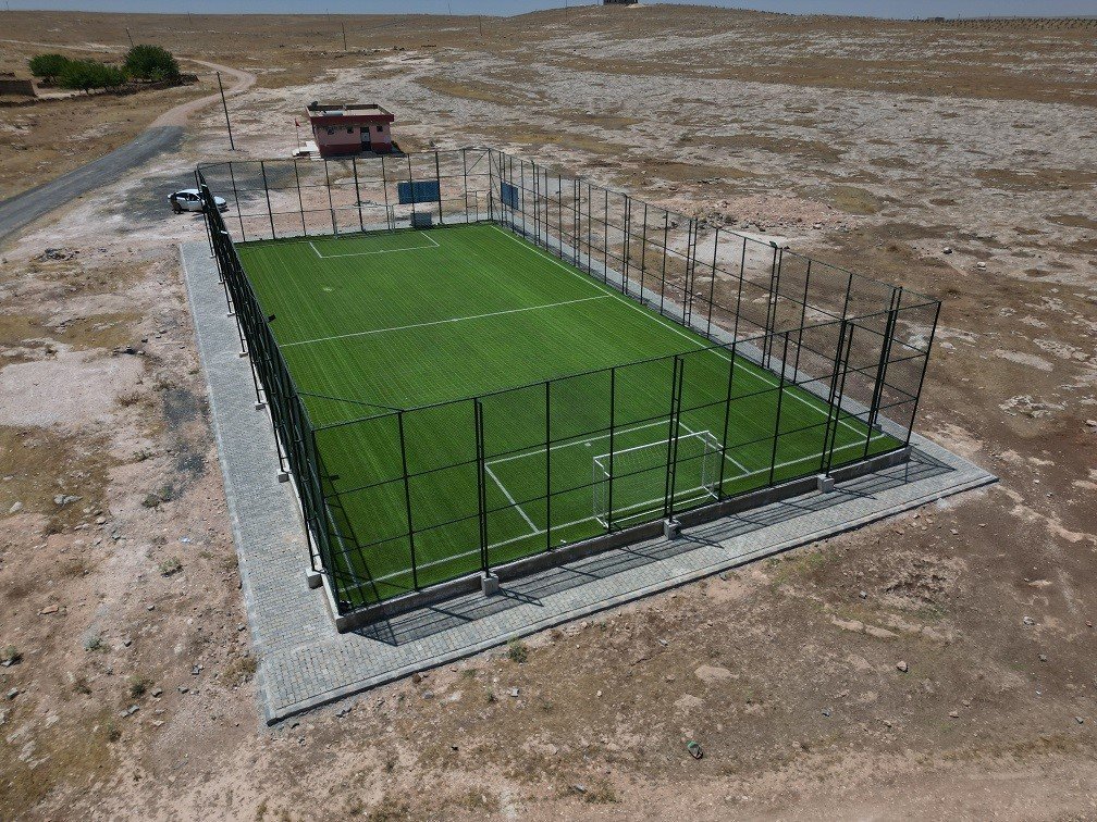 Eyyübiye’de üç mahalle daha halı sahaya kavuştu