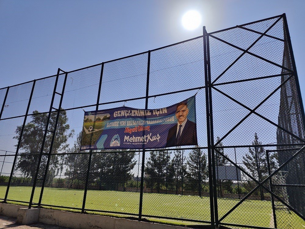 Eyyübiye’de üç mahalle daha halı sahaya kavuştu