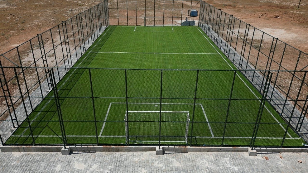 Eyyübiye’de üç mahalle daha halı sahaya kavuştu