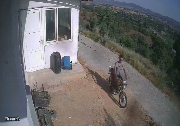 İlleri dolaşan seri hırsız, girdiği evde kıyafetini değiştirip gözlüğünü unuttu