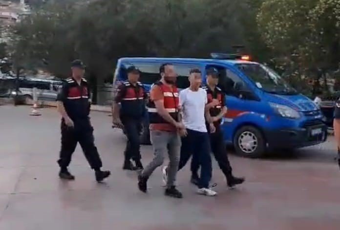 İlleri dolaşan seri hırsız, girdiği evde kıyafetini değiştirip gözlüğünü unuttu