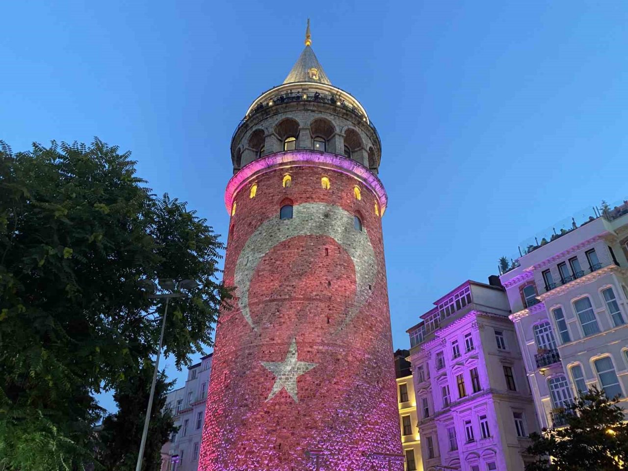 15 Temmuz şehitlerinin fotoğrafı Galata Kulesi’ne yansıtıldı