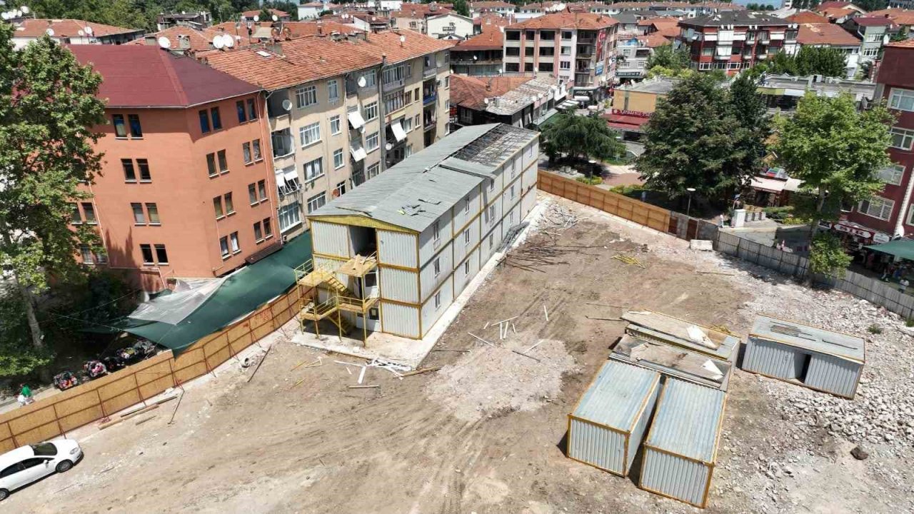 1999’dan kalan hasarlı binaların yerine modern alan oluşturuluyor