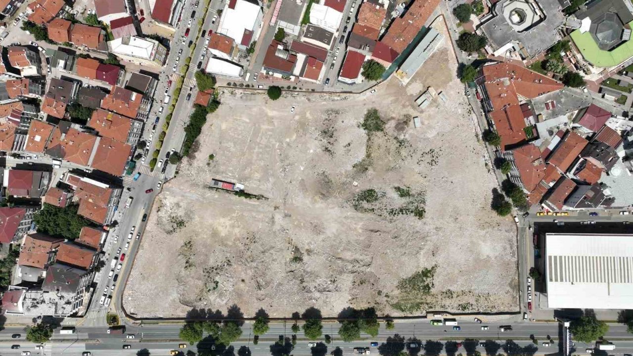 1999’dan kalan hasarlı binaların yerine modern alan oluşturuluyor