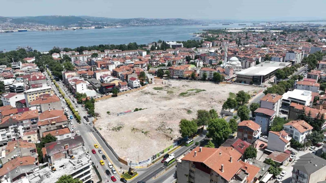 1999’dan kalan hasarlı binaların yerine modern alan oluşturuluyor