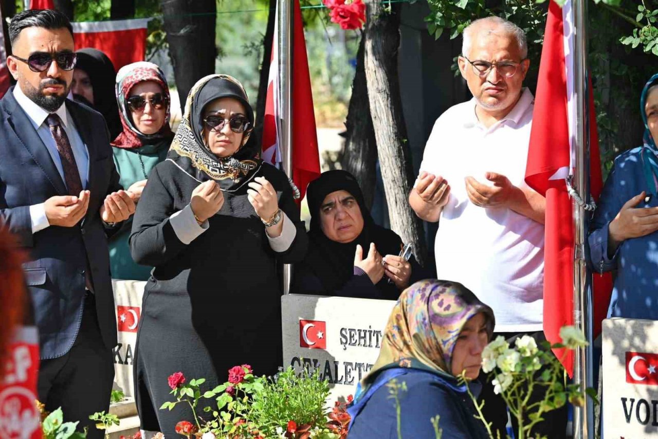 Bakan Yerlikaya’dan 15 Temmuz şehitliğine ziyaret