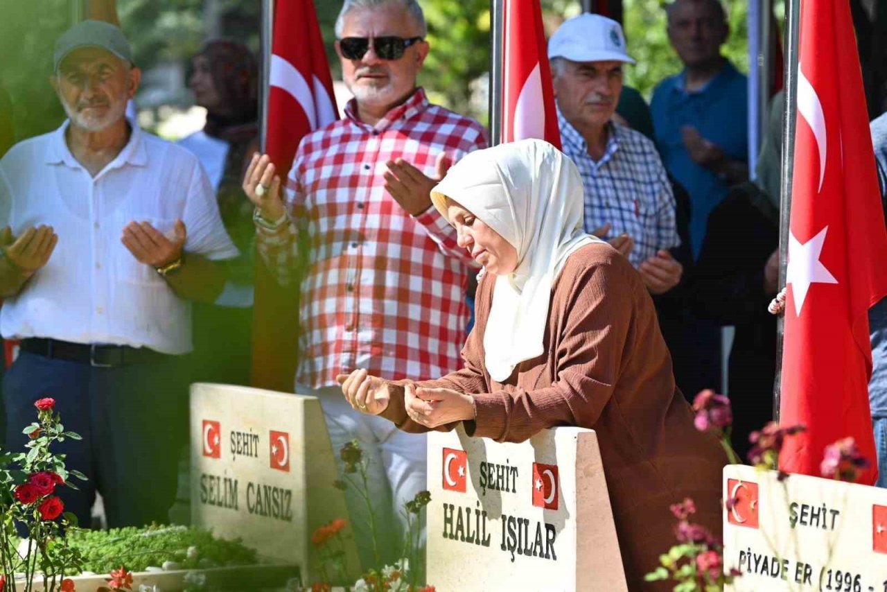 Bakan Yerlikaya’dan 15 Temmuz şehitliğine ziyaret