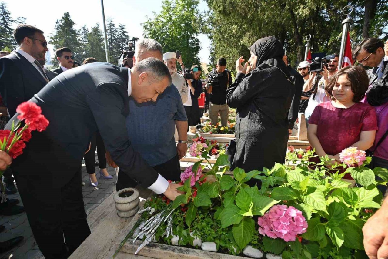 Bakan Yerlikaya’dan 15 Temmuz şehitliğine ziyaret