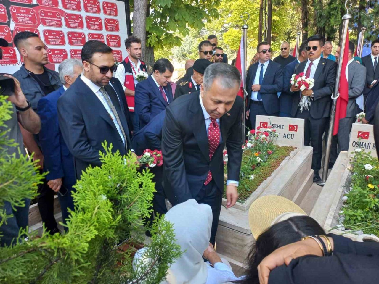 Bakan Yerlikaya’dan 15 Temmuz şehitliğine ziyaret