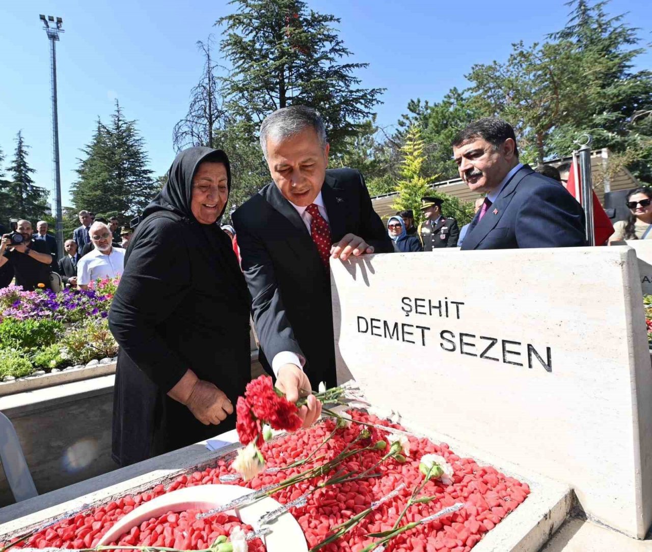 Bakan Yerlikaya’dan 15 Temmuz şehitliğine ziyaret