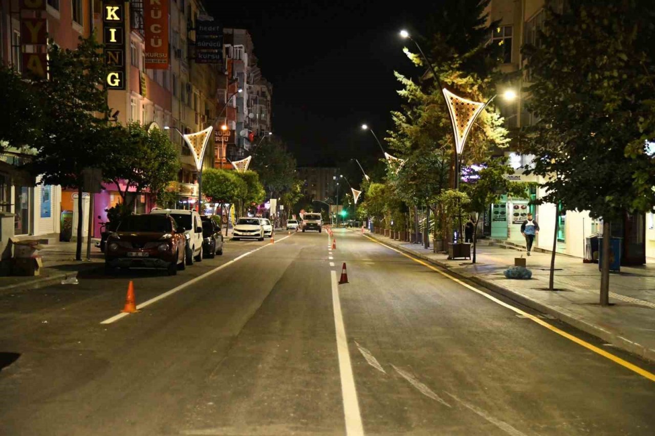 Isparta’nın cadde ve sokakları ışıl ışıl oldu