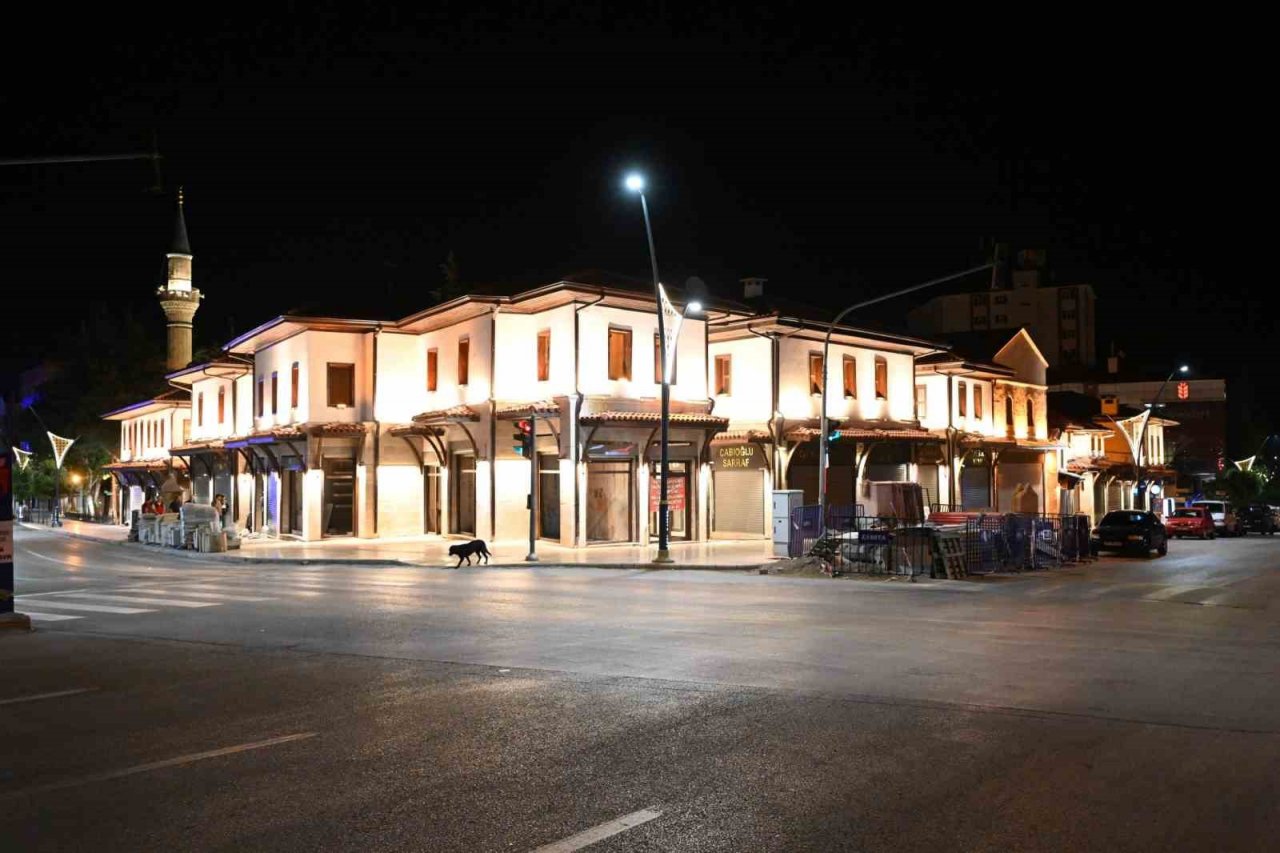 Isparta’nın cadde ve sokakları ışıl ışıl oldu