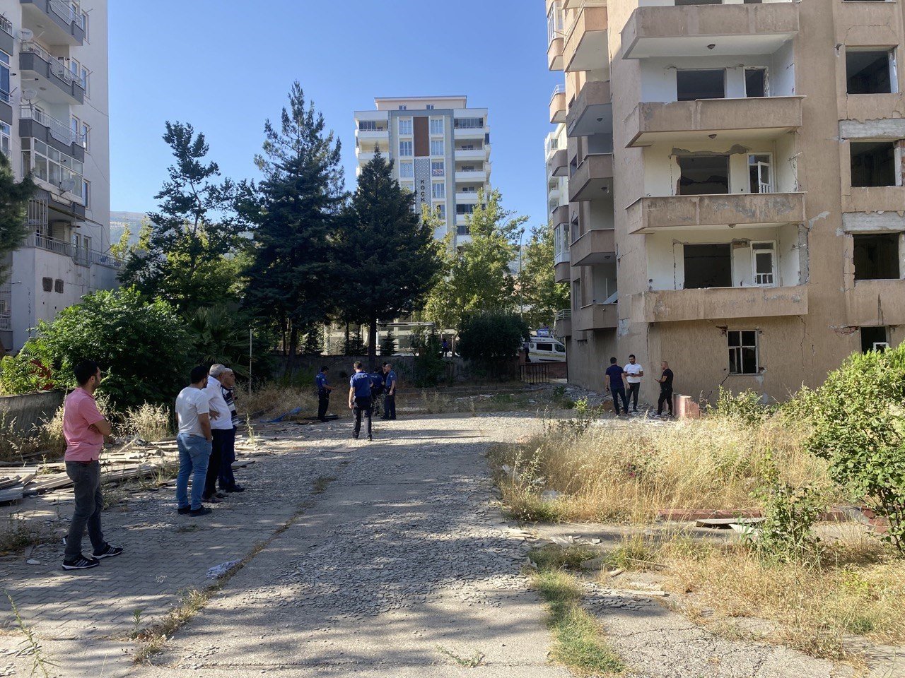 Ağır hasarlı binanın 7’nci katından düşen şahıs öldü