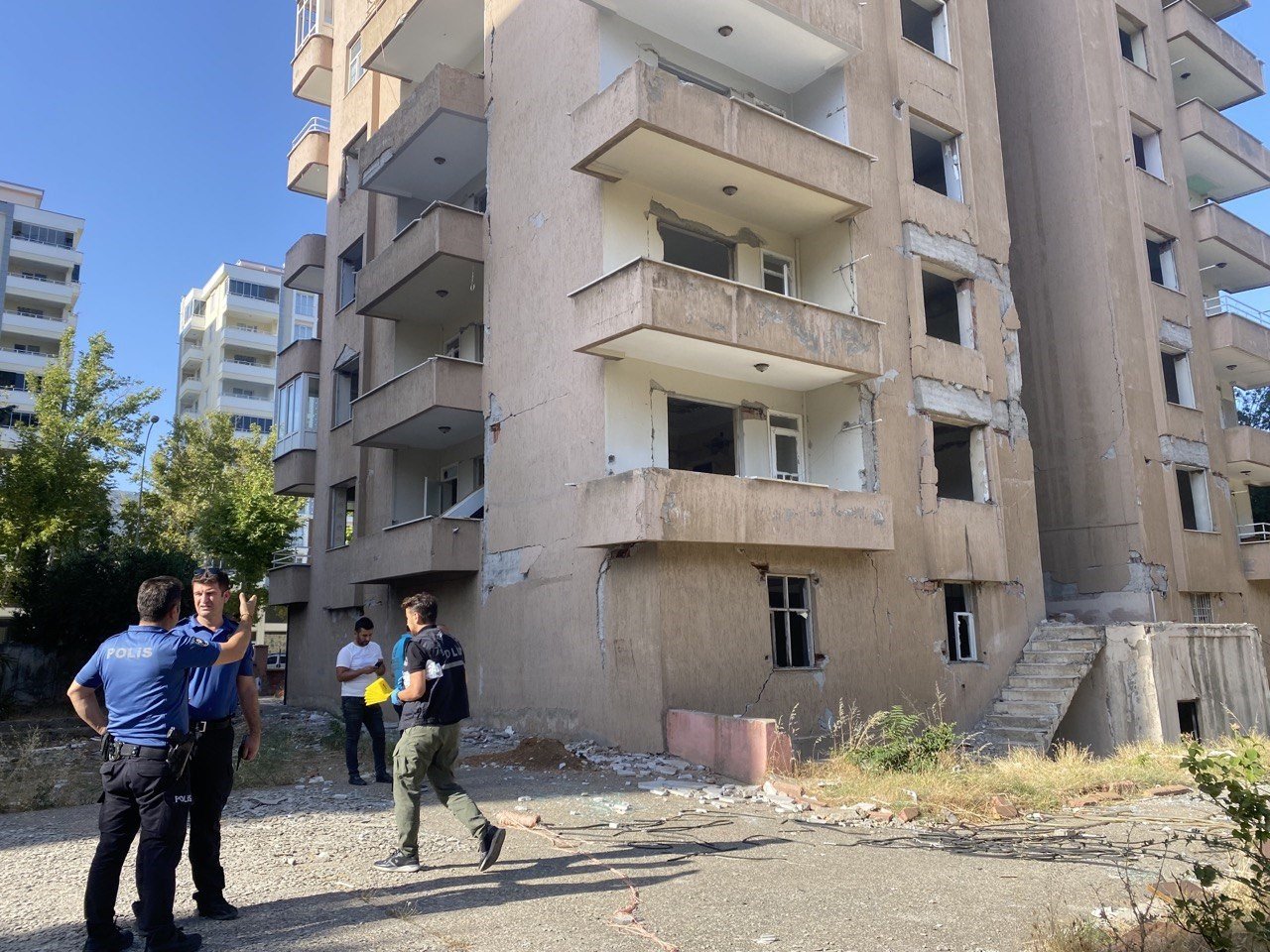 Ağır hasarlı binanın 7’nci katından düşen şahıs öldü