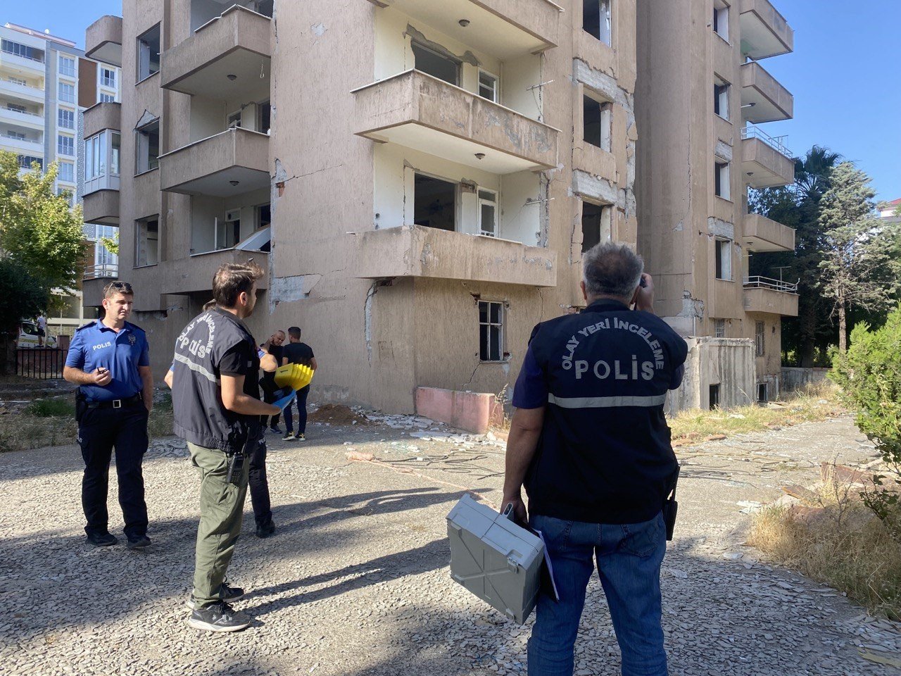 Ağır hasarlı binanın 7’nci katından düşen şahıs öldü