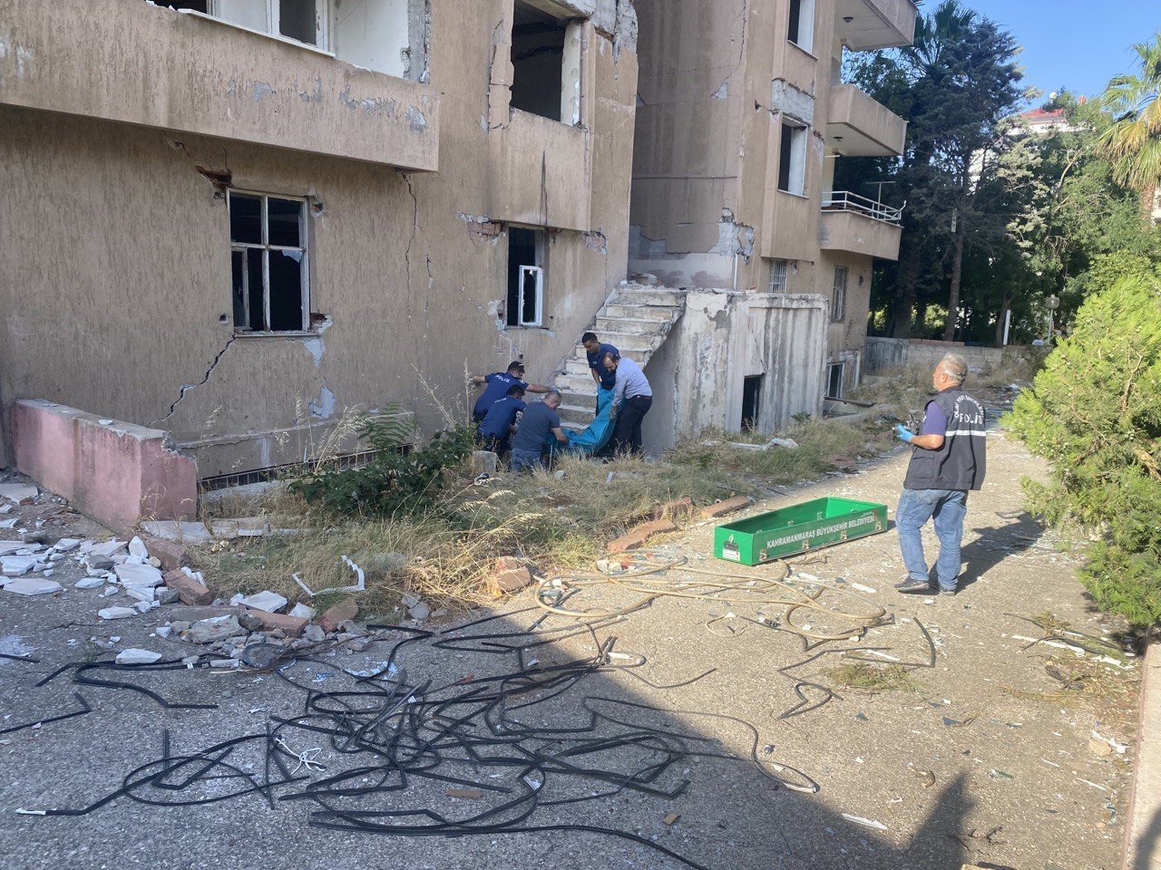 Ağır hasarlı binanın 7’nci katından düşen şahıs öldü