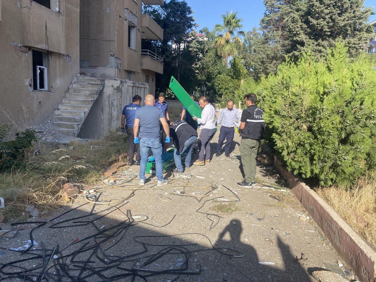 Ağır hasarlı binanın 7’nci katından düşen şahıs öldü