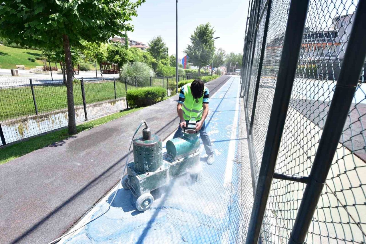 Karesi’de parklarda yenileme çalışmaları sürüyor