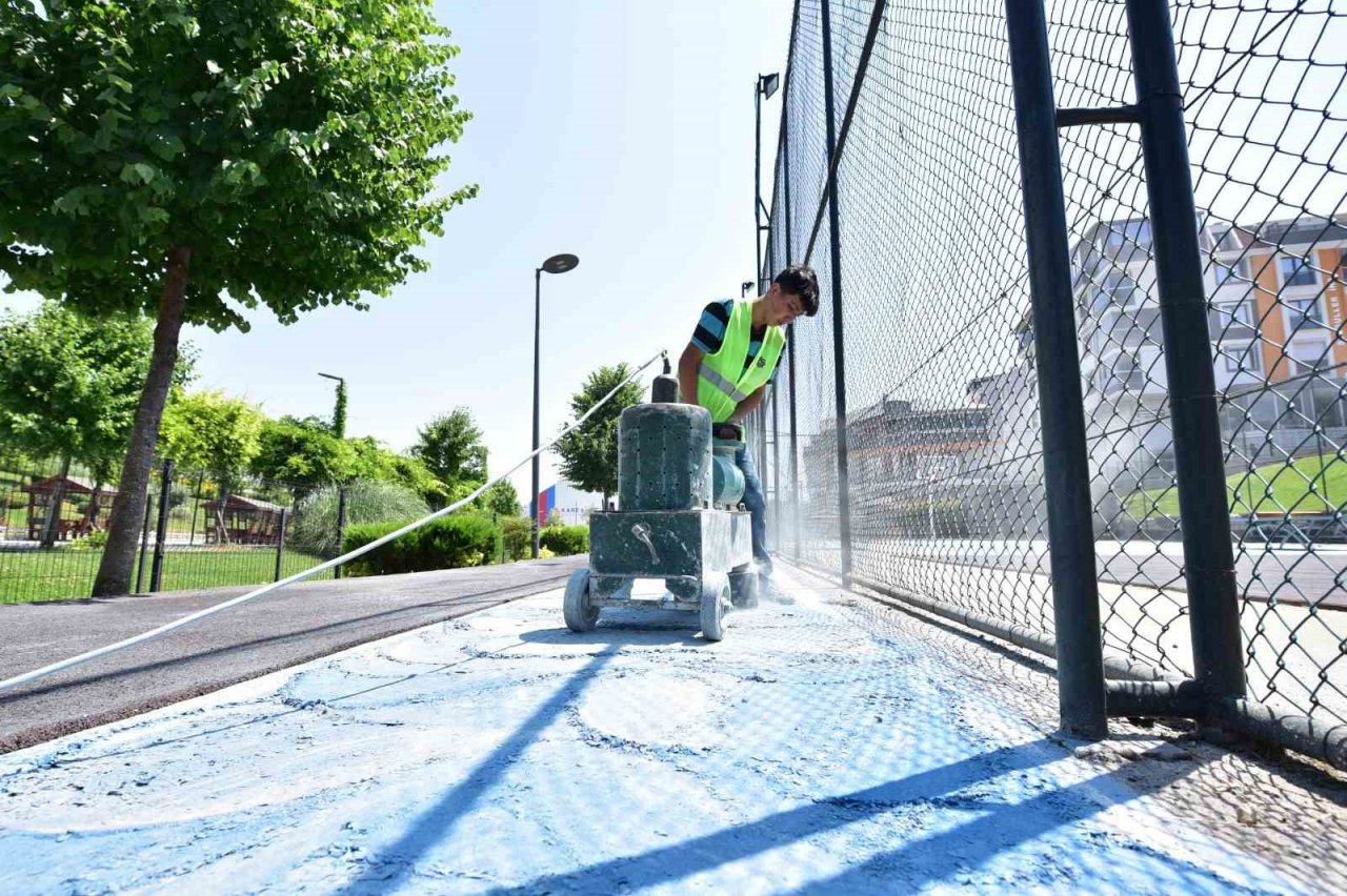 Karesi’de parklarda yenileme çalışmaları sürüyor