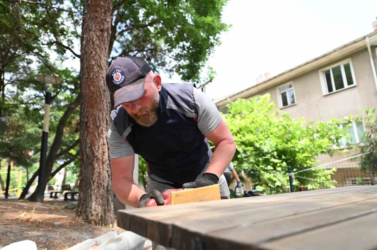 Karesi’de parklarda yenileme çalışmaları sürüyor
