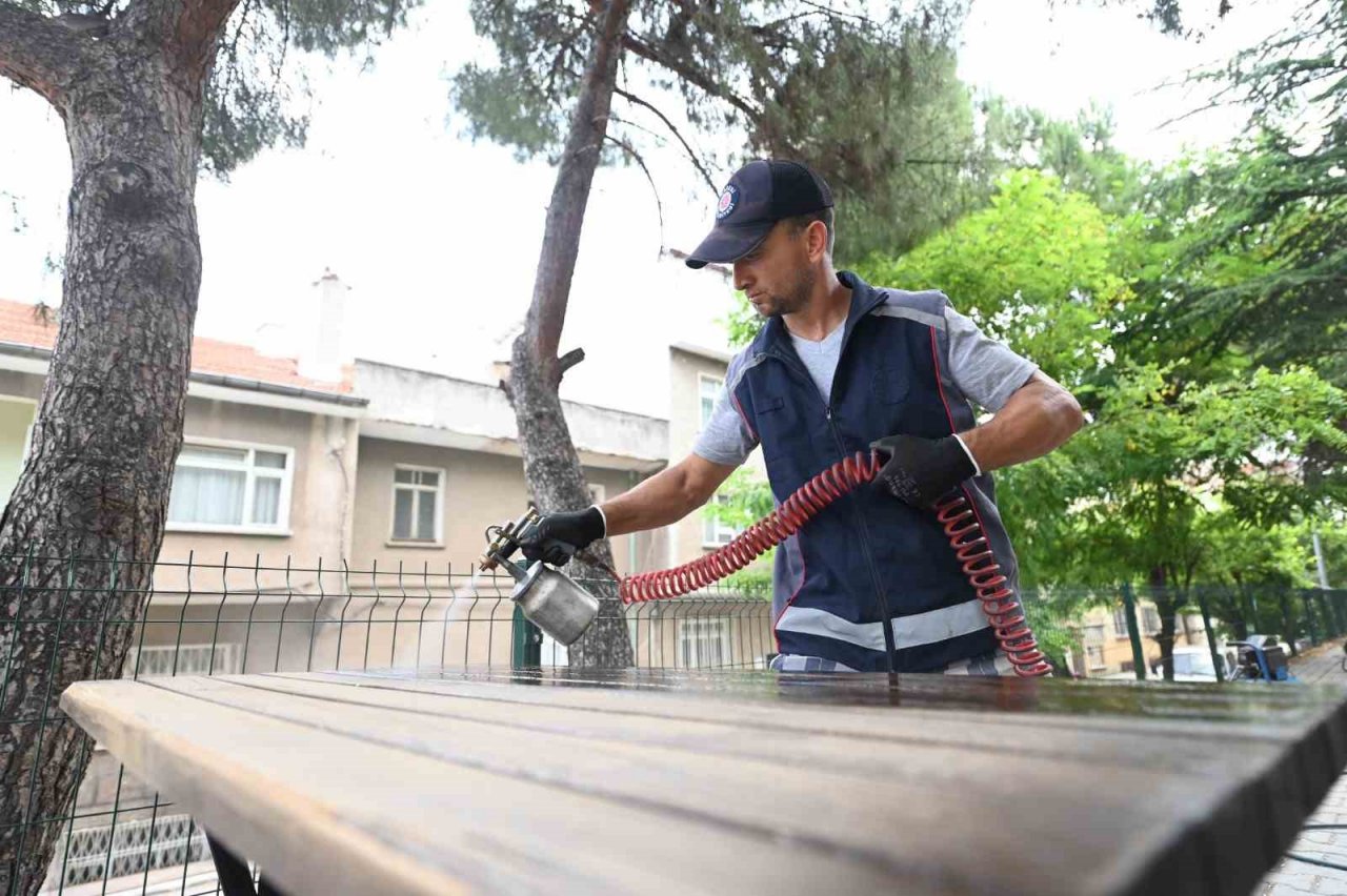 Karesi’de parklarda yenileme çalışmaları sürüyor