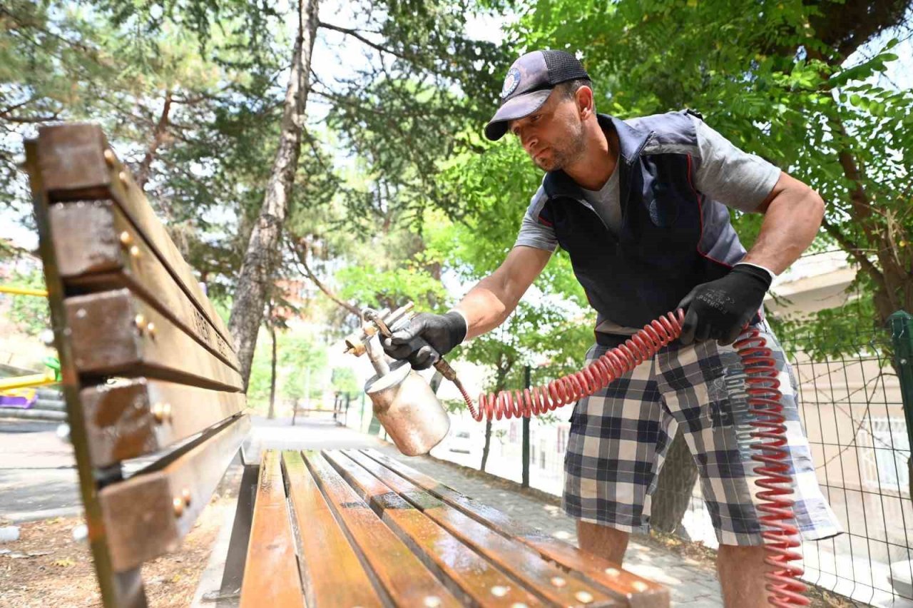 Karesi’de parklarda yenileme çalışmaları sürüyor