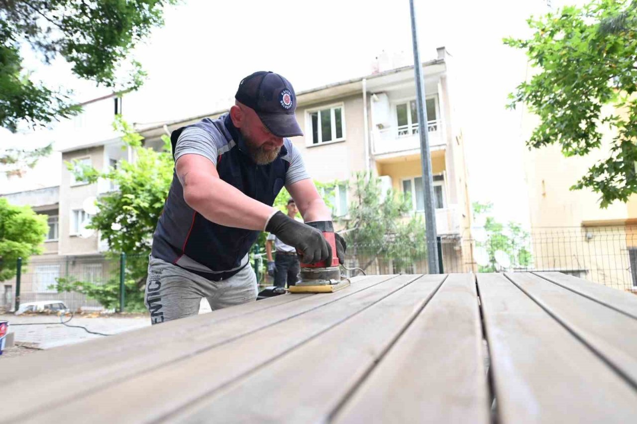 Karesi’de parklarda yenileme çalışmaları sürüyor