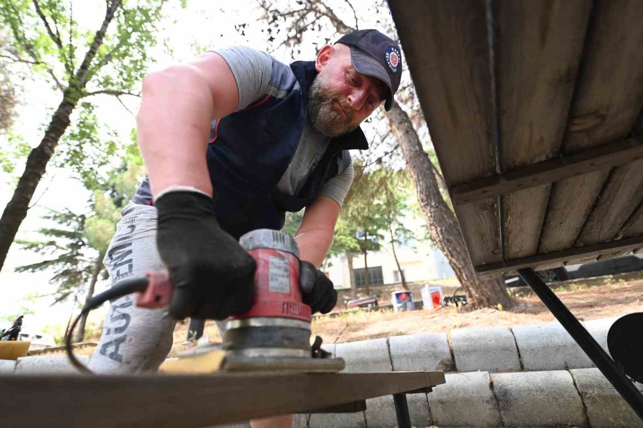 Karesi’de parklarda yenileme çalışmaları sürüyor