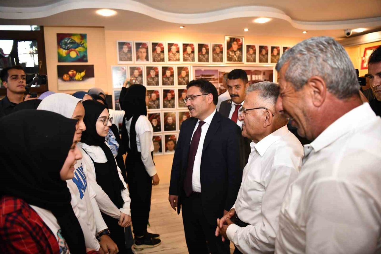 Vali Çiçek ve Başkan Büyükkılıç, 15 Temmuz Şehidi Cennet Yiğit’i kabri başında andı