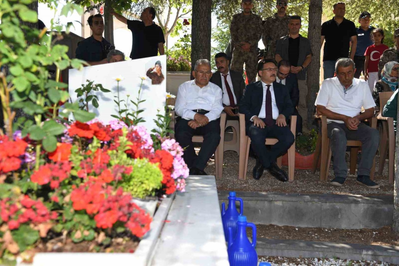 Vali Çiçek ve Başkan Büyükkılıç, 15 Temmuz Şehidi Cennet Yiğit’i kabri başında andı