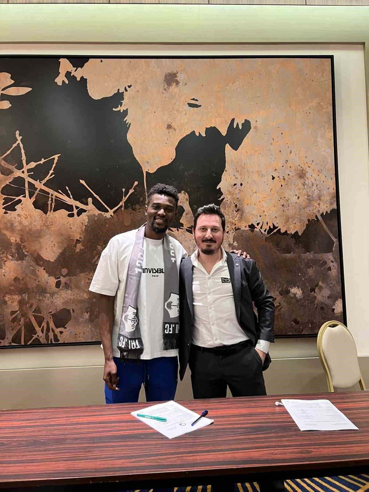 Bernard Mensah yeni takımı Al-Tai oldu