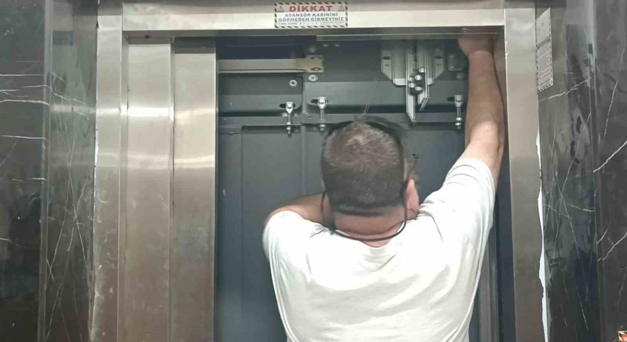 Temizlik yapan 3 genç asansörde mahsur kaldı